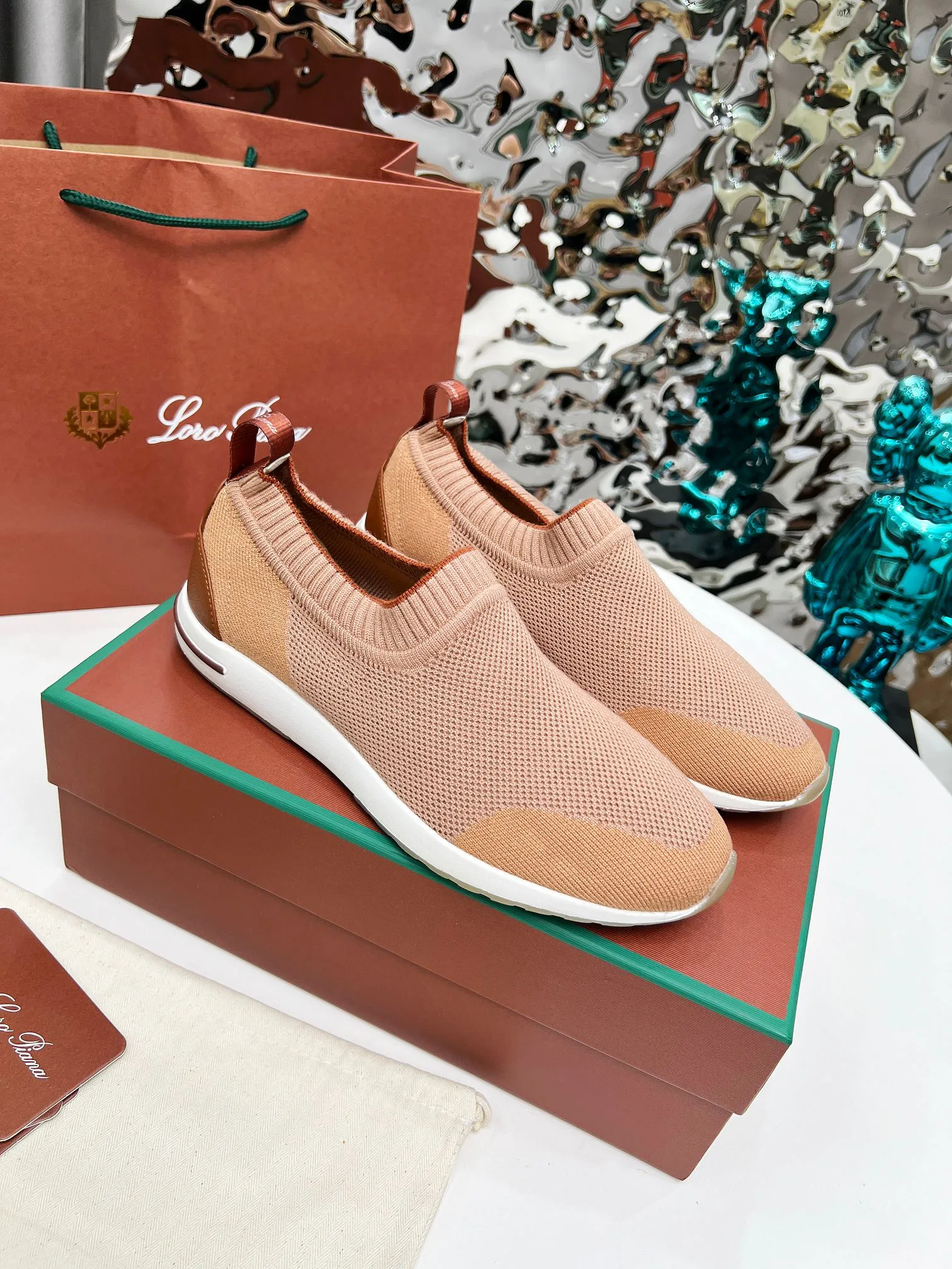 👟👟Ex-factory price 440👟👟 Men’s size +10 🧨🧨🧨Loropiana’s new board is online! This product is made of imported nylon velvet and developed from original boards. It is light, comfortable and breathable, and is suitable for all seasons. Size: 35-41, (Note: 35 and 41 are not returnable or exchangeable),
